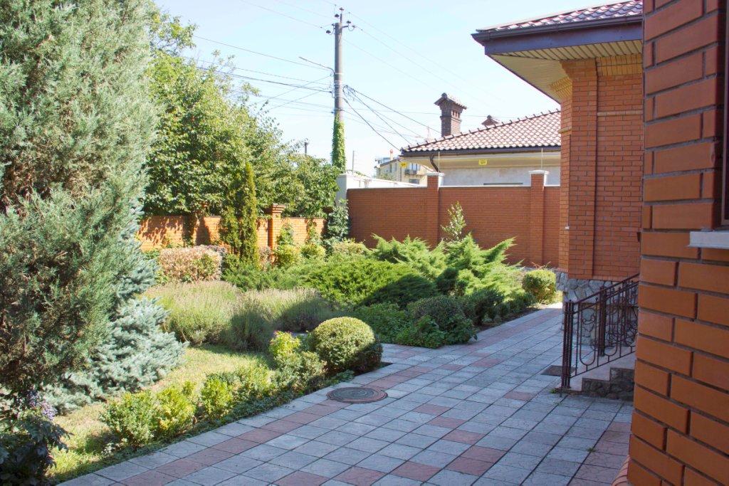 Дом на ул. Елочная, 380 м², 600 000$ — FAKTOR