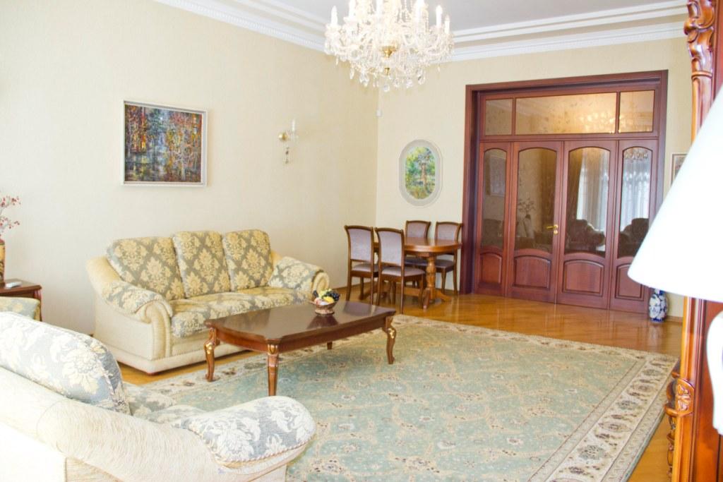 Дом на ул. Елочная, 380 м², 600 000$ — FAKTOR