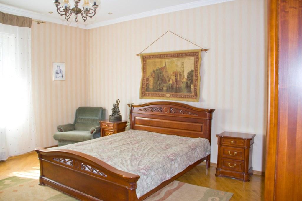 Дом на ул. Елочная, 380 м², 600 000$ — FAKTOR