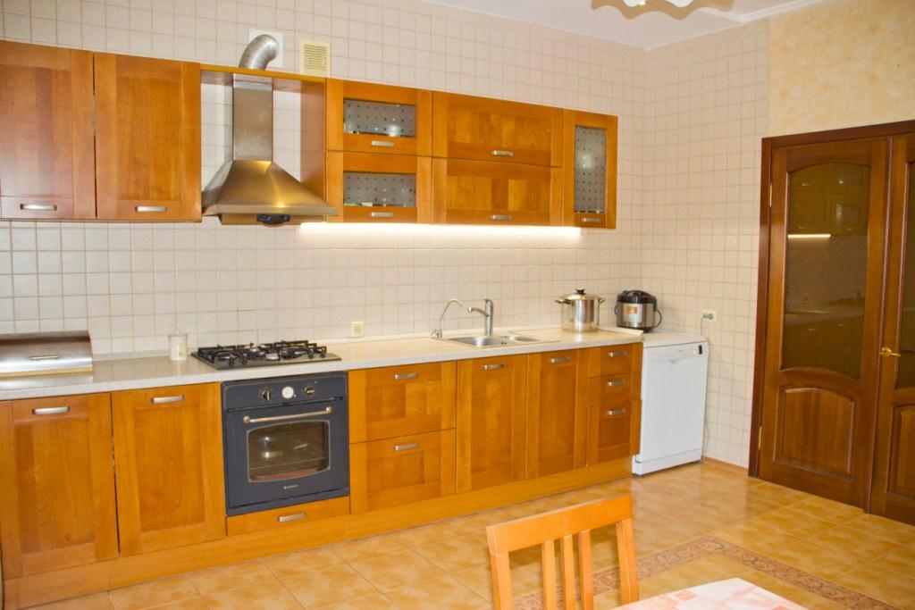 Дом на ул. Елочная, 380 м², 600 000$ — FAKTOR