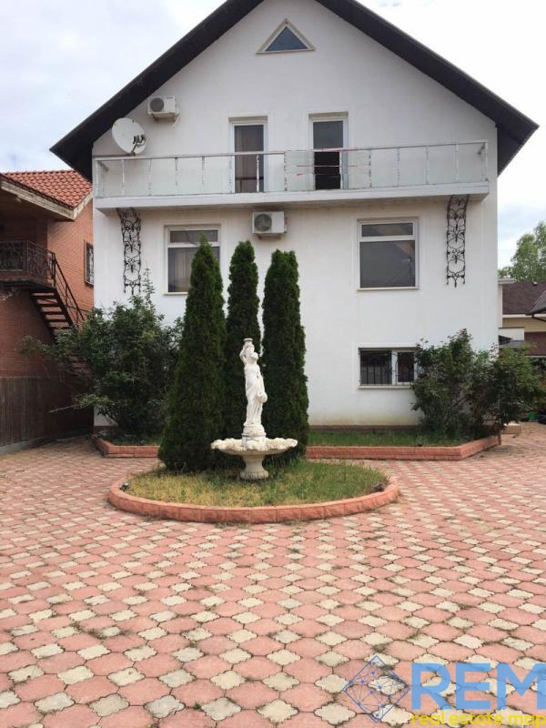 Дом на ул. Кооператив "Коммунстрой", 370 м², 240 000$ — FAKTOR