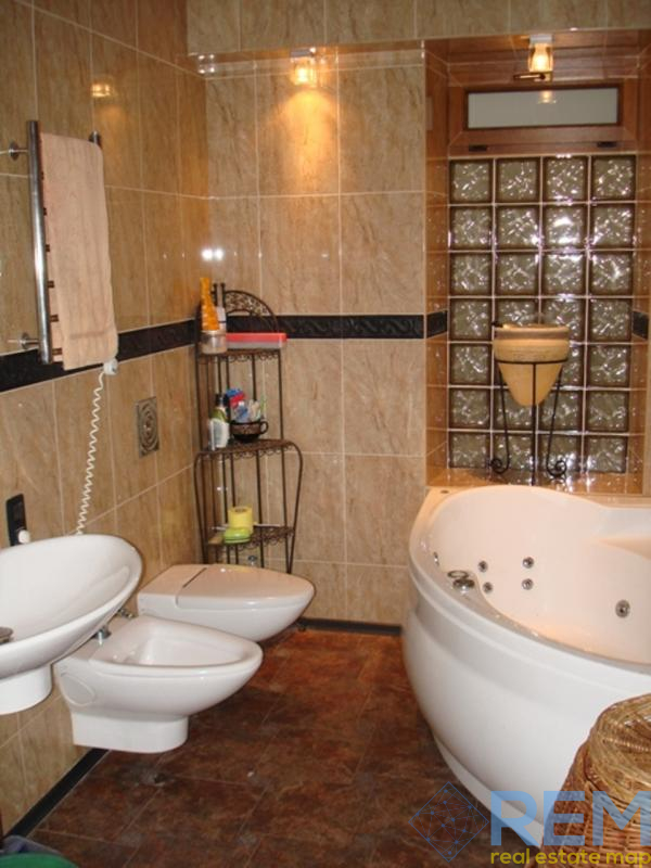 Квартира на вул. Ясная, 254 м², 230 000$ — FAKTOR