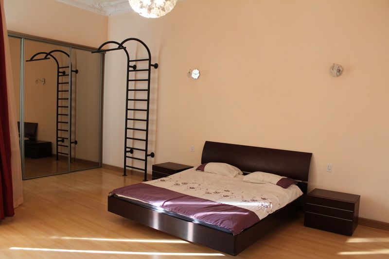 Квартира на вул. Леонтовича (Белинского), 101 м², 120 000$ — FAKTOR