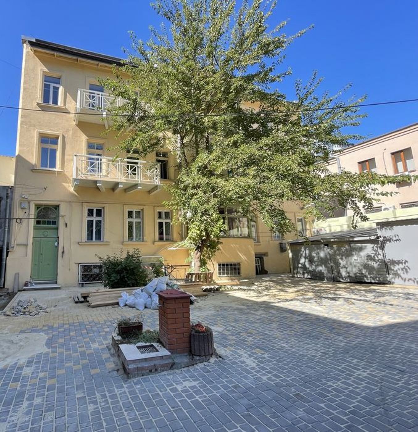 Коммерческая недвижимость на ул. Уютная, 420 м², 1 300 000$ — FAKTOR