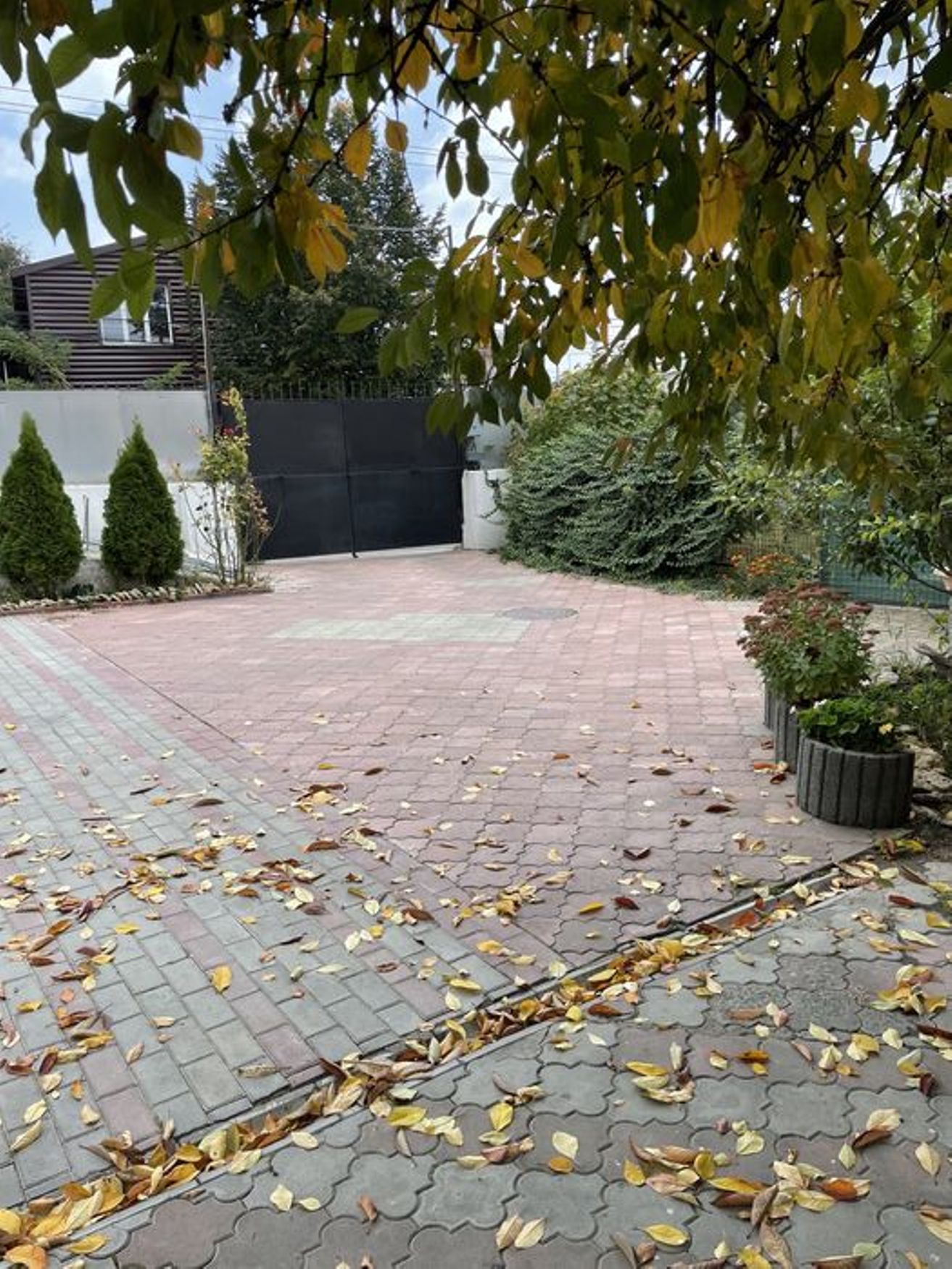 Коммерческая недвижимость на ул. Золотой берег, 1000 м², 1 500 000$ — FAKTOR
