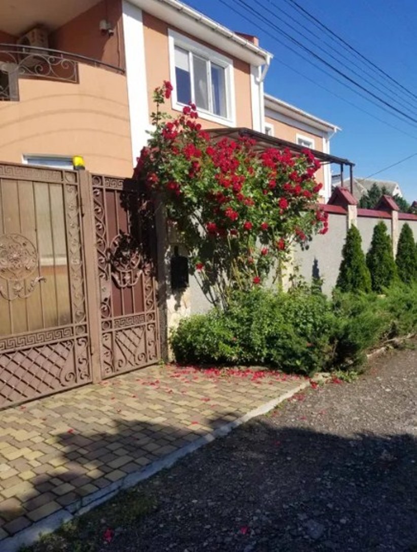 Дом на ул. Веселая, 280 м², 210 000$ — FAKTOR