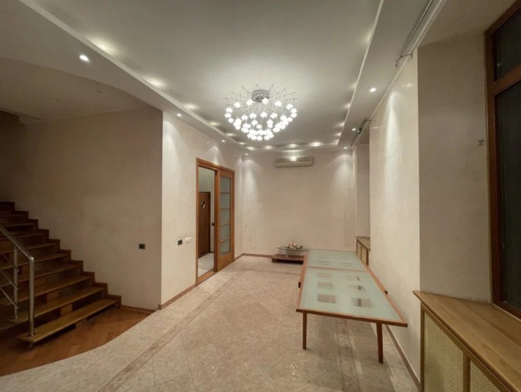 Квартира на вул. Пироговская, 293 м², 140 000$ — FAKTOR
