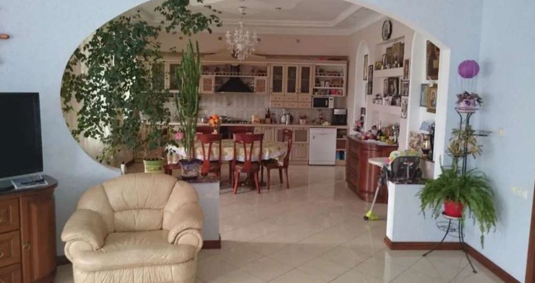 Дом на ул. Александра Невского, 940 м², 1 800 000$ — FAKTOR