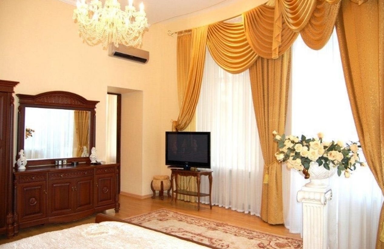 Комерційна нерухомість на вул. Екатерининская, 684 м², 1 100 000$ — FAKTOR
