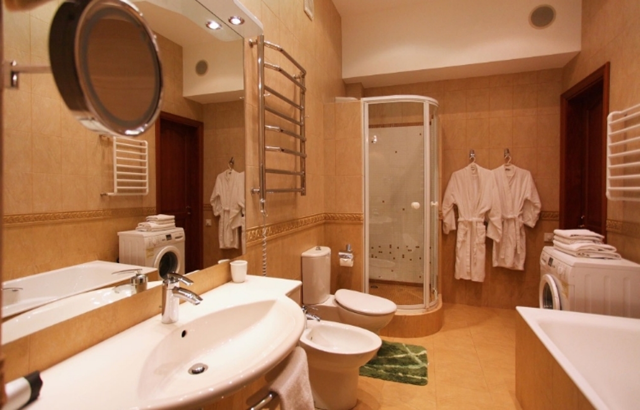 Комерційна нерухомість на вул. Екатерининская, 684 м², 1 100 000$ — FAKTOR