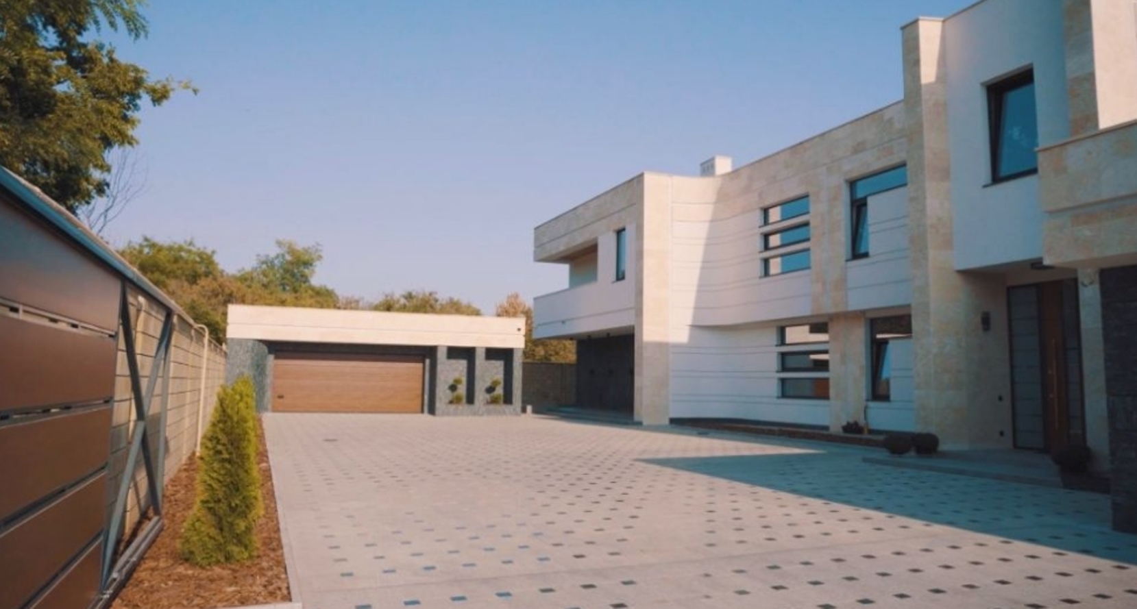 Дом на ул. Парусная, 520 м², 1 300 000$ — FAKTOR