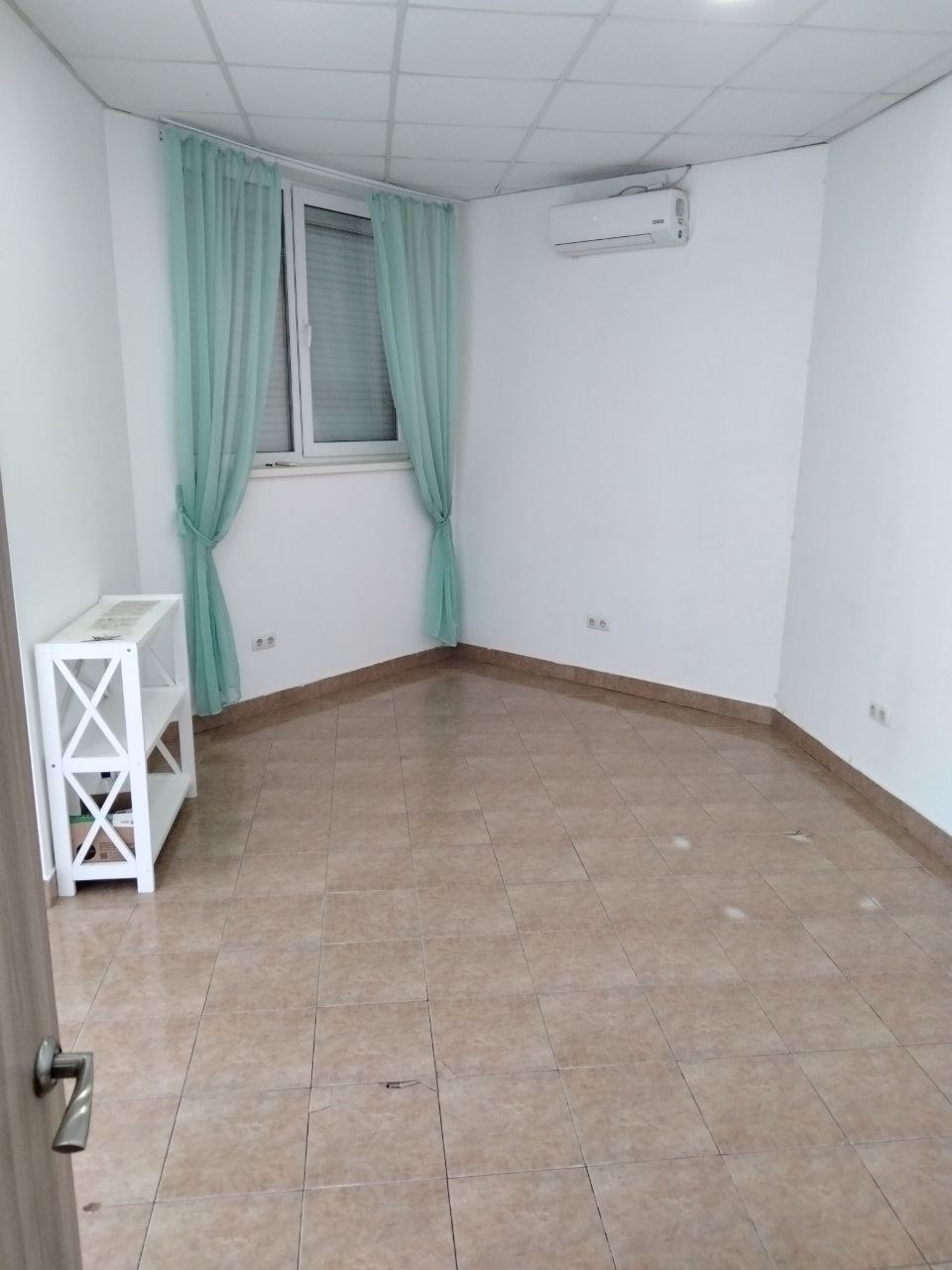 Комерційна нерухомість на вул. Массив Радужный, 34 м², 20 000$ — FAKTOR