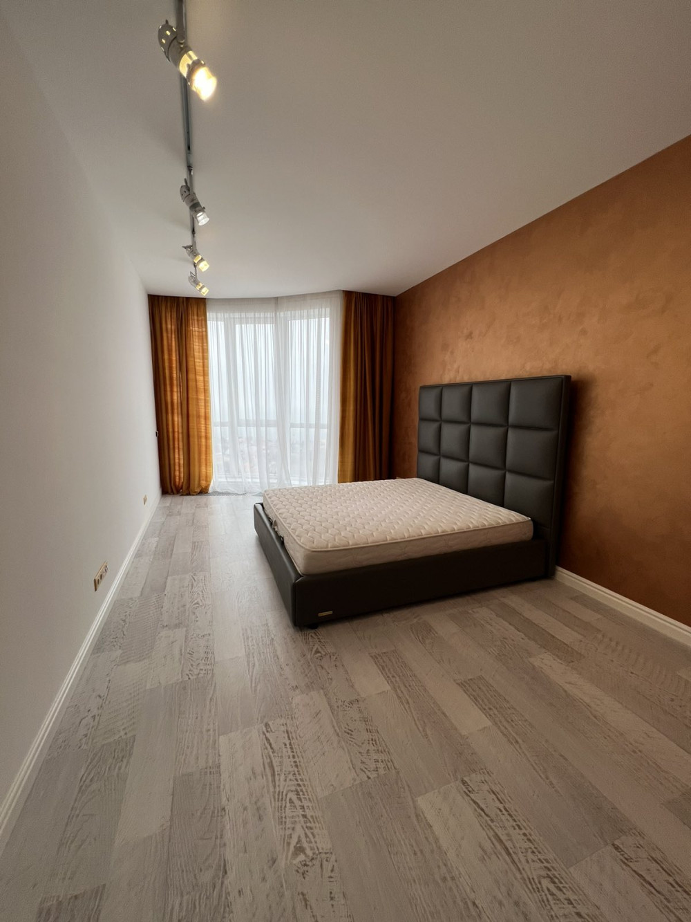 Квартира на вул. Литературная, 141 м², 280 000$ — FAKTOR