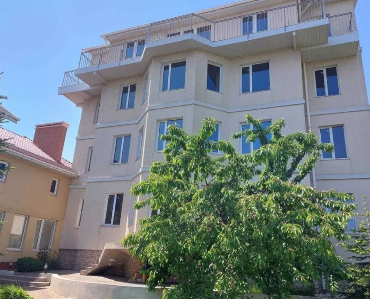 Комерційна нерухомість на вул. Радужная, 1500 м², 900 000$ — FAKTOR