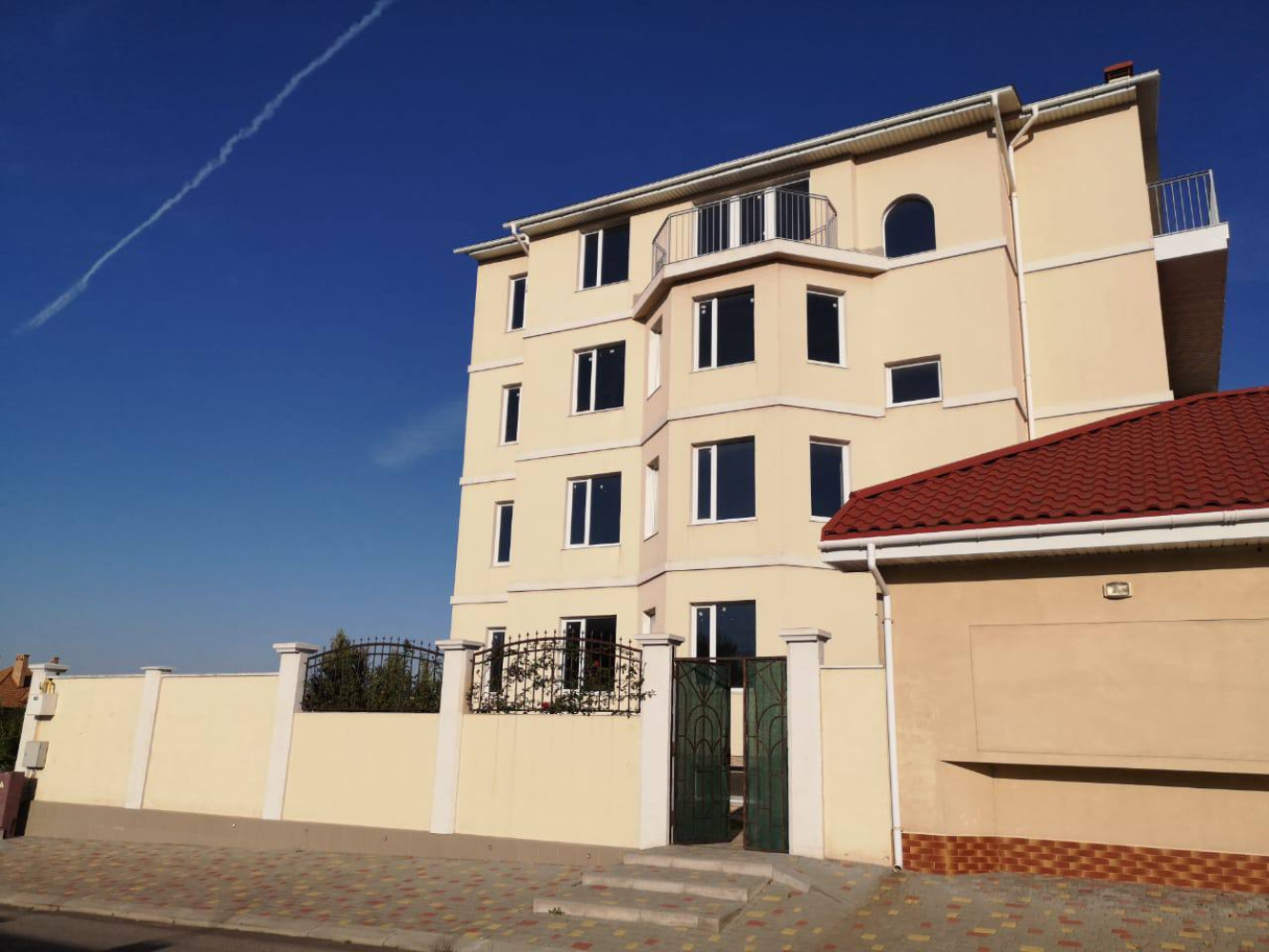 Комерційна нерухомість на вул. Радужная, 1500 м², 900 000$ — FAKTOR