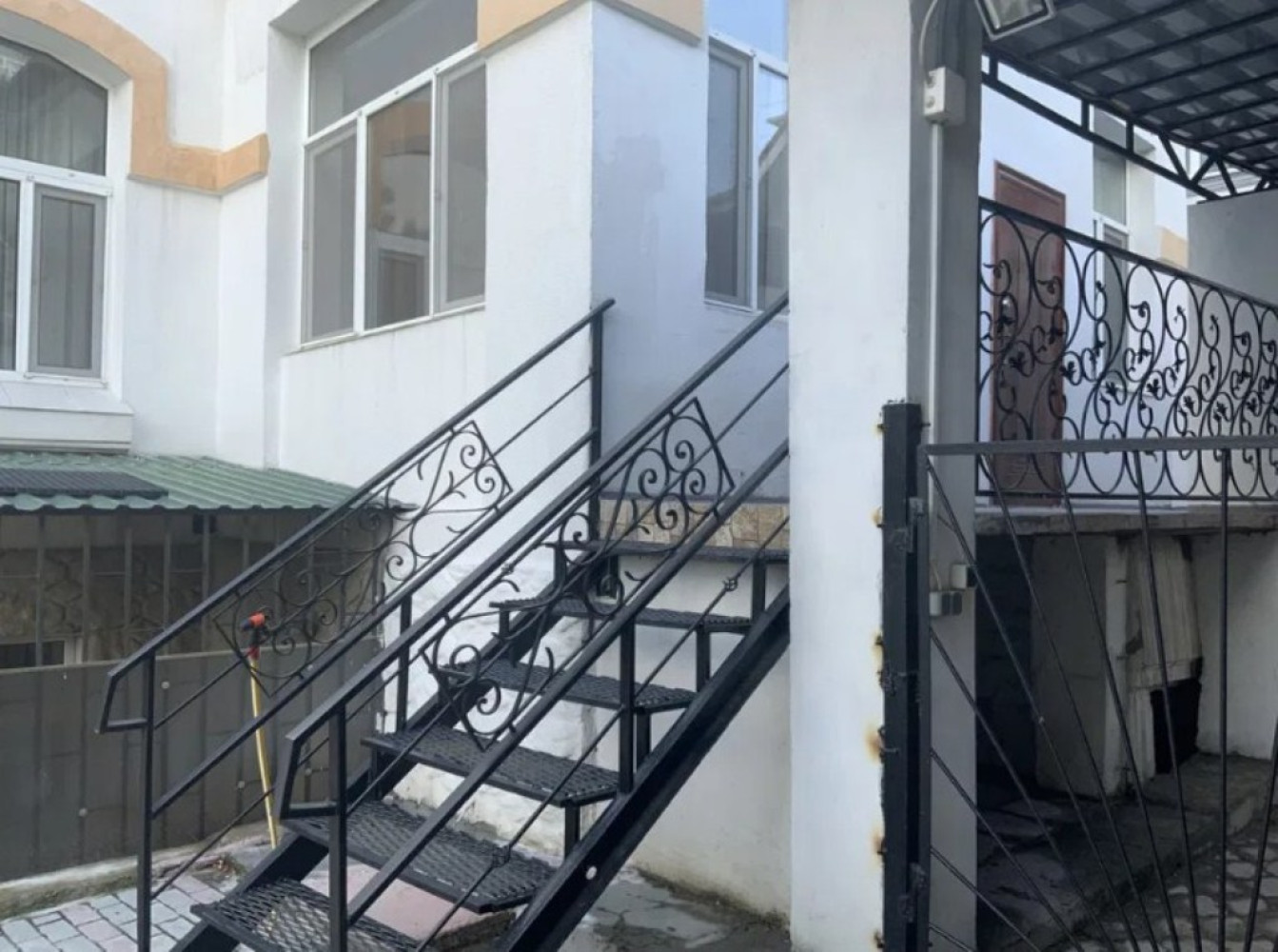 Дом на ул. Золотой берег, 800 м², 800 000$ — FAKTOR