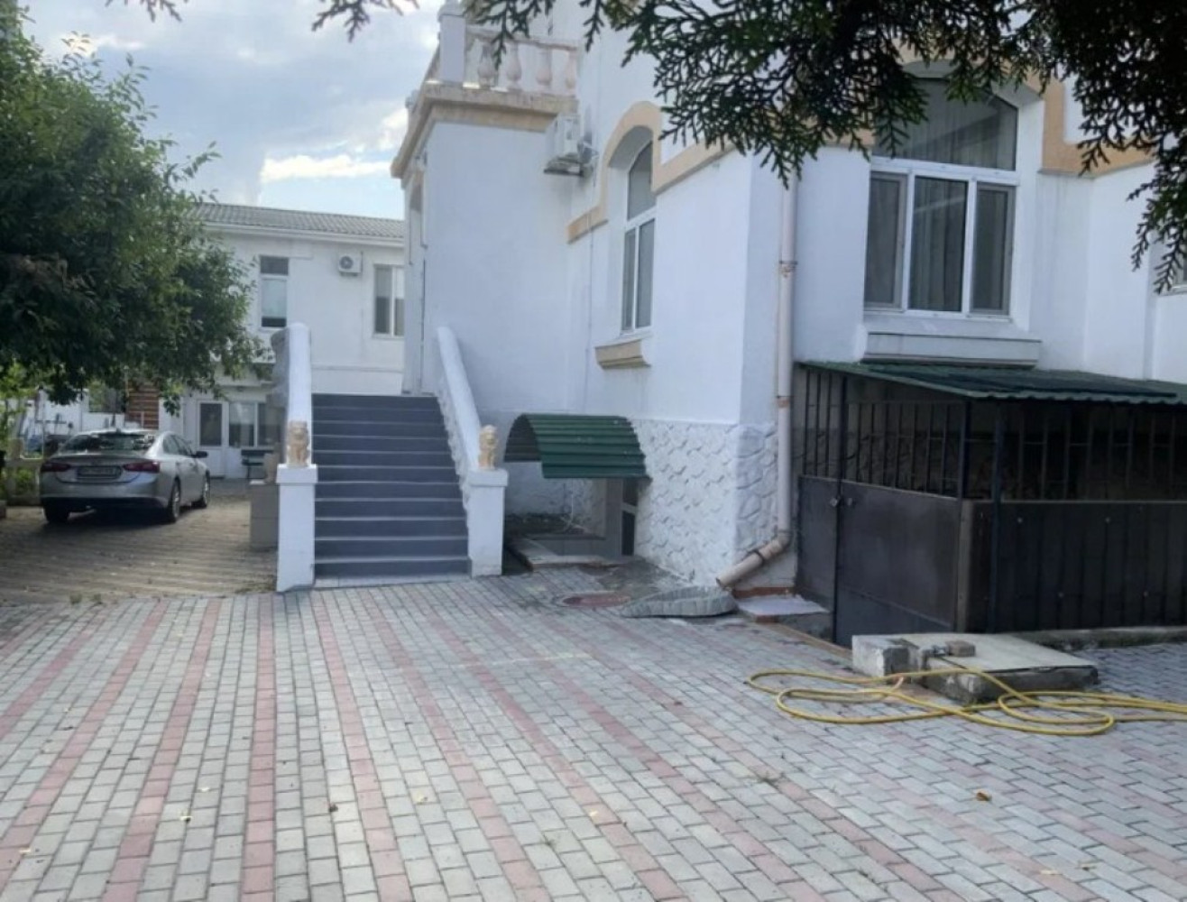 Дом на ул. Золотой берег, 800 м², 800 000$ — FAKTOR