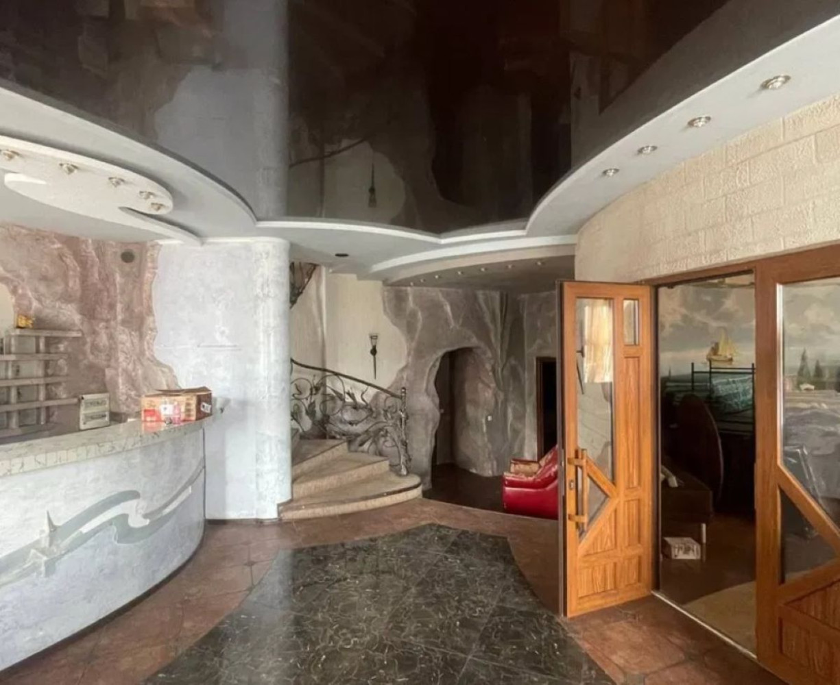Коммерческая недвижимость на ул. Побратимов, 1400 м², 760 000$ — FAKTOR