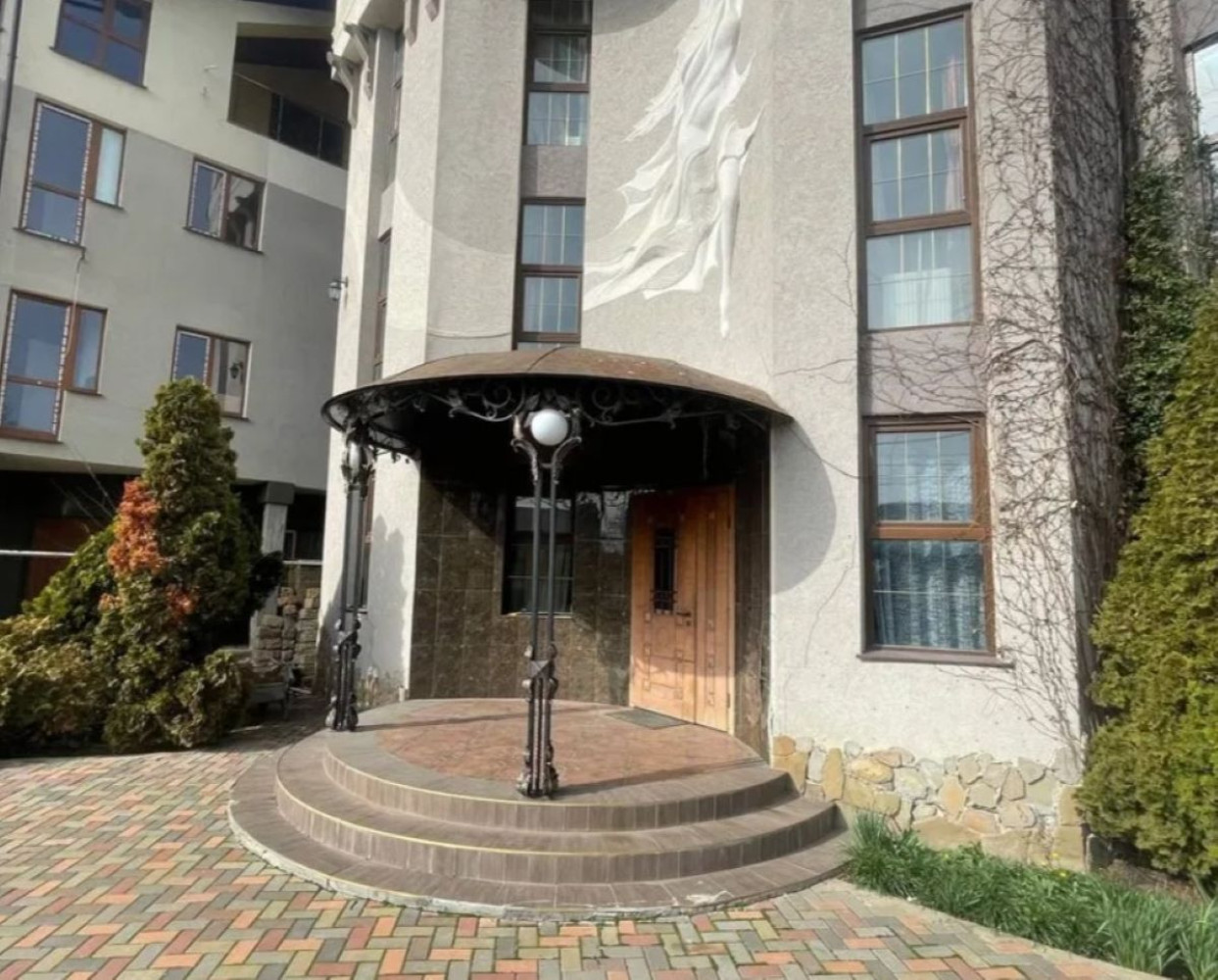 Коммерческая недвижимость на ул. Побратимов, 1400 м², 760 000$ — FAKTOR