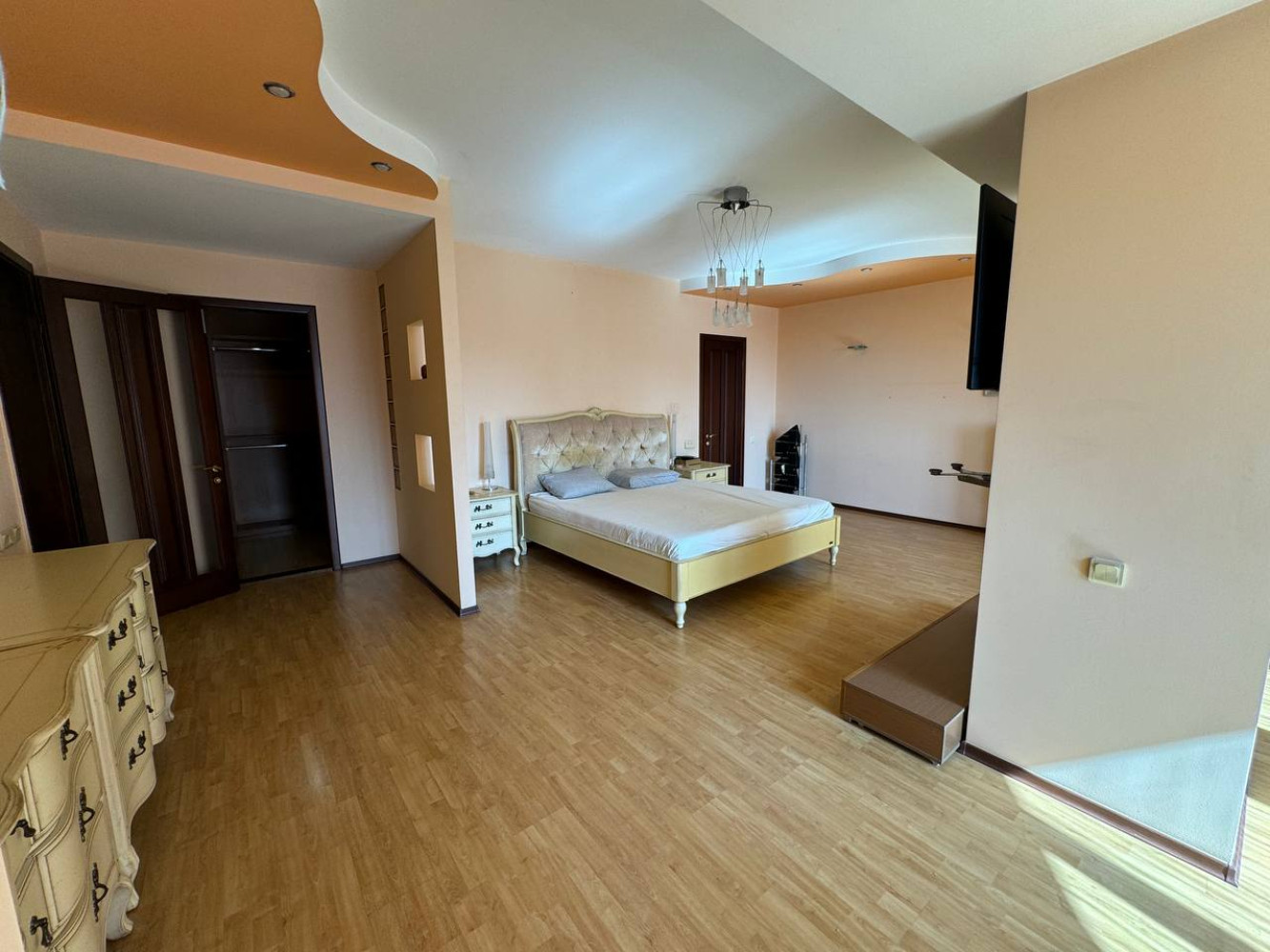 Квартира на вул. Тенистая, 240 м², 190 000$ — FAKTOR