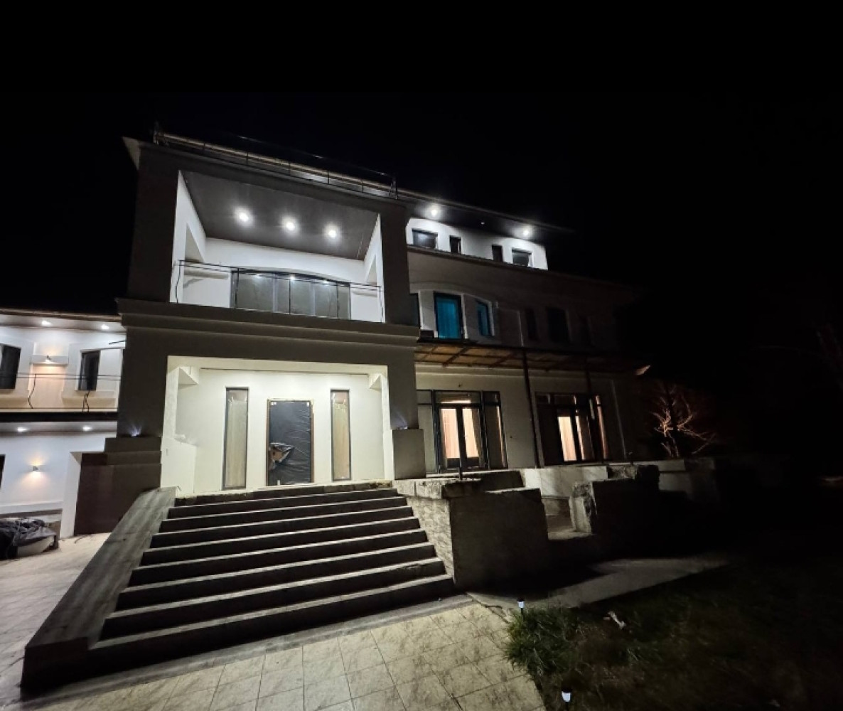 Дом на ул. Средняя, 625 м², 540 000$ — FAKTOR