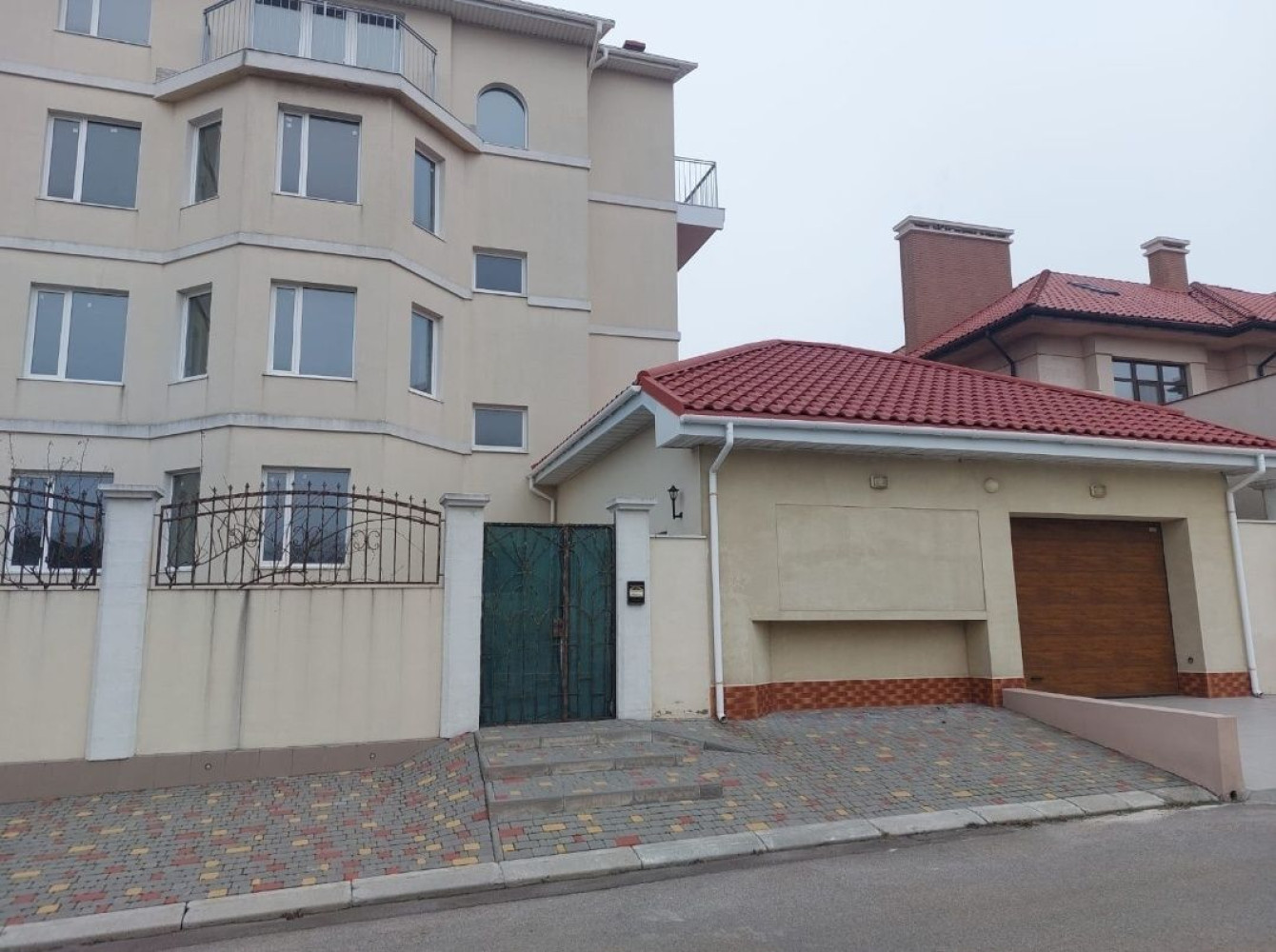 Дом на ул. Радужная, 1500 м², 675 000$ — FAKTOR
