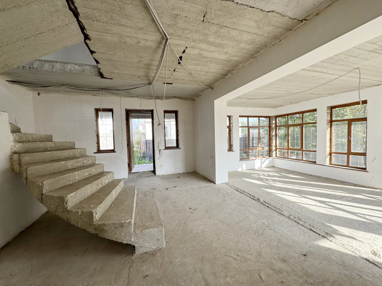 Дом на ул. Бризовая, 392 м², 190 000$ — FAKTOR