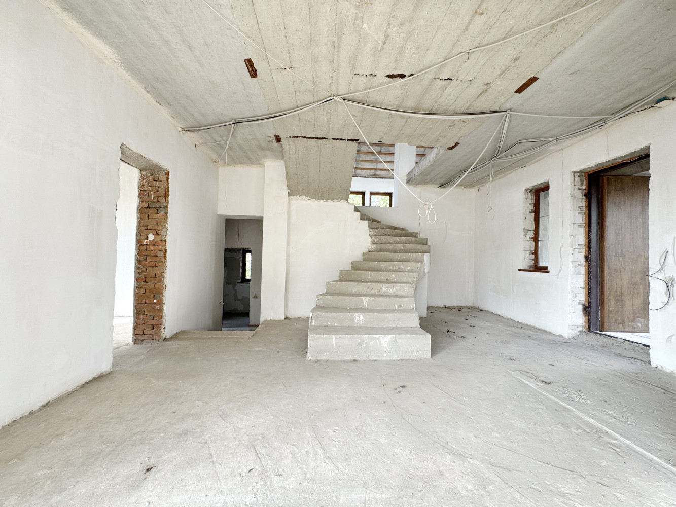 Дом на ул. Бризовая, 392 м², 190 000$ — FAKTOR