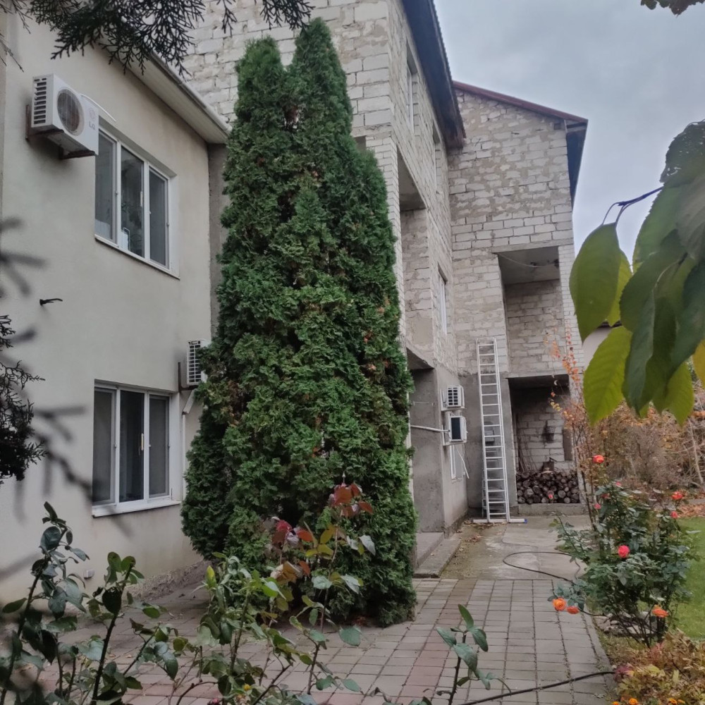 Дом на ул. Звездная, 700 м², 610 000$ — FAKTOR
