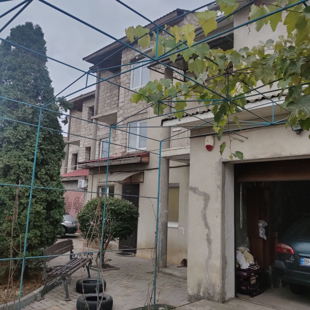 Дом на ул. Звездная, 700 м², 610 000$ — FAKTOR
