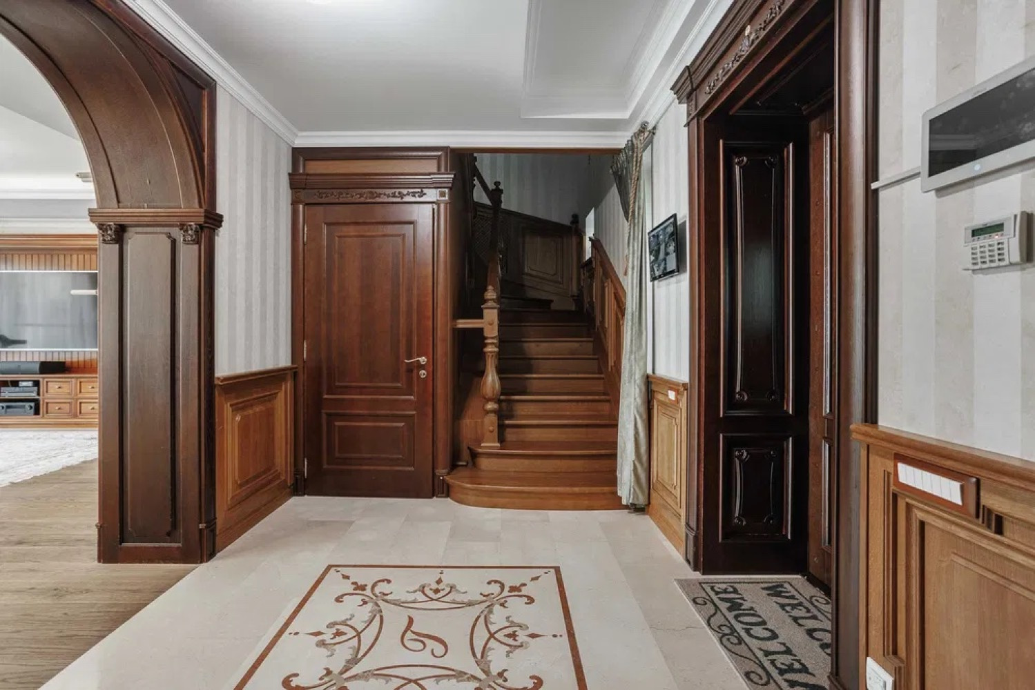Дом на ул. Новобереговая, 375 м², 1 300 000$ — FAKTOR