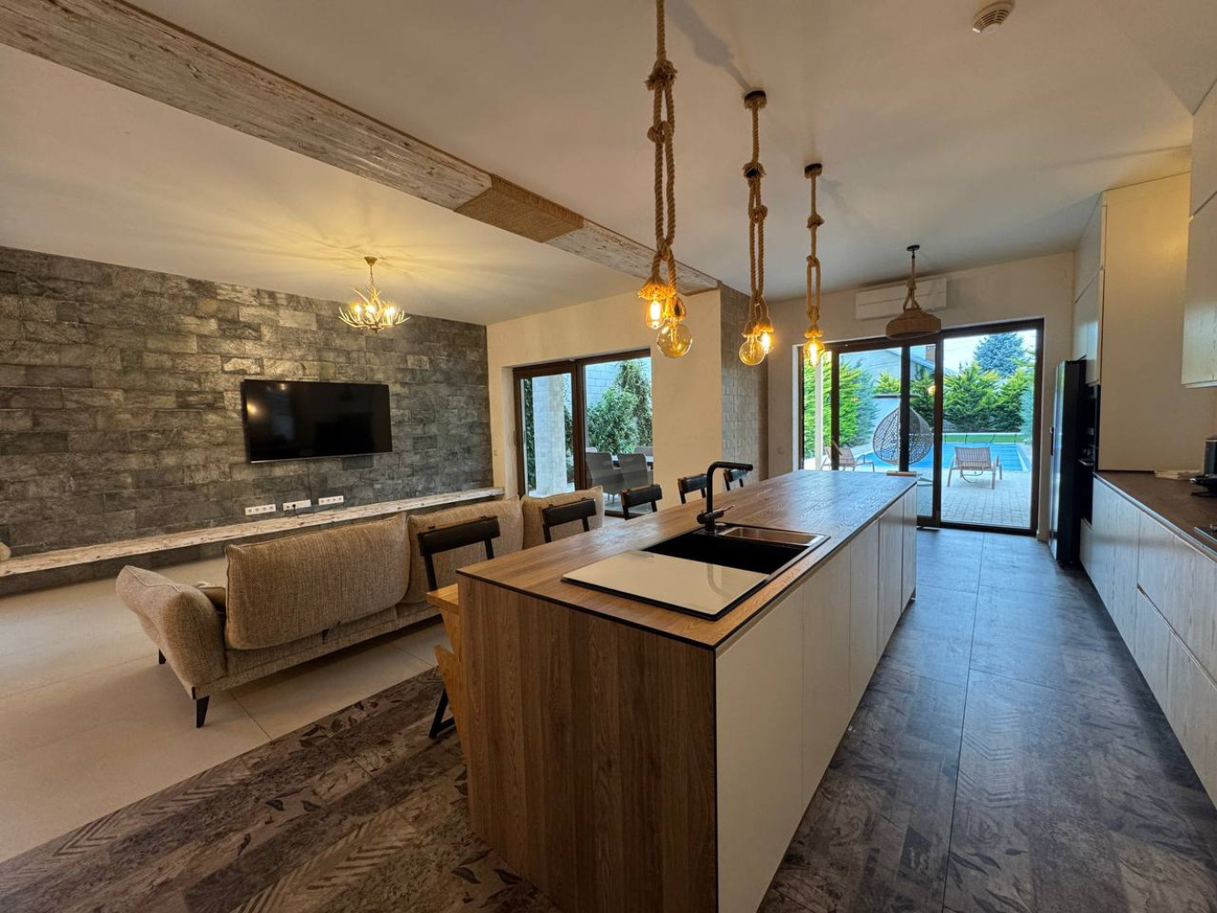 Дом на ул. Новгородская, 300 м², 1 700 000$ — FAKTOR