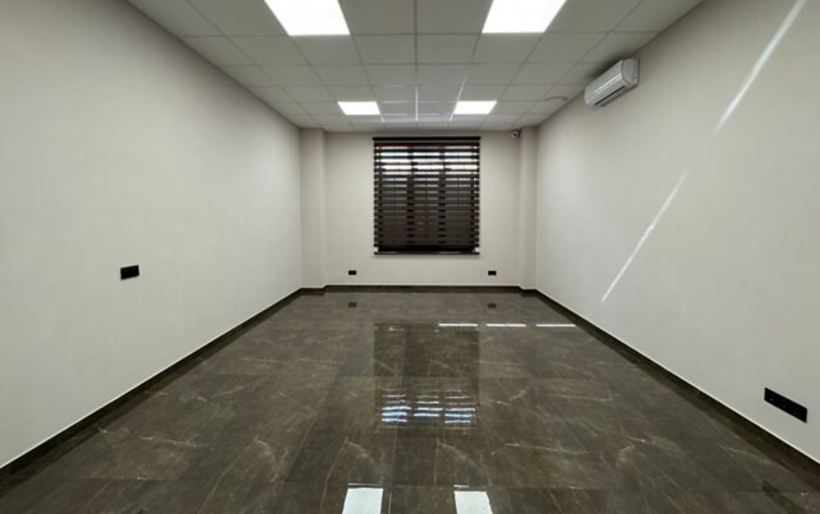 Комерційна нерухомість на вул. Тополевый пер, 300 м², 600 000$ — FAKTOR