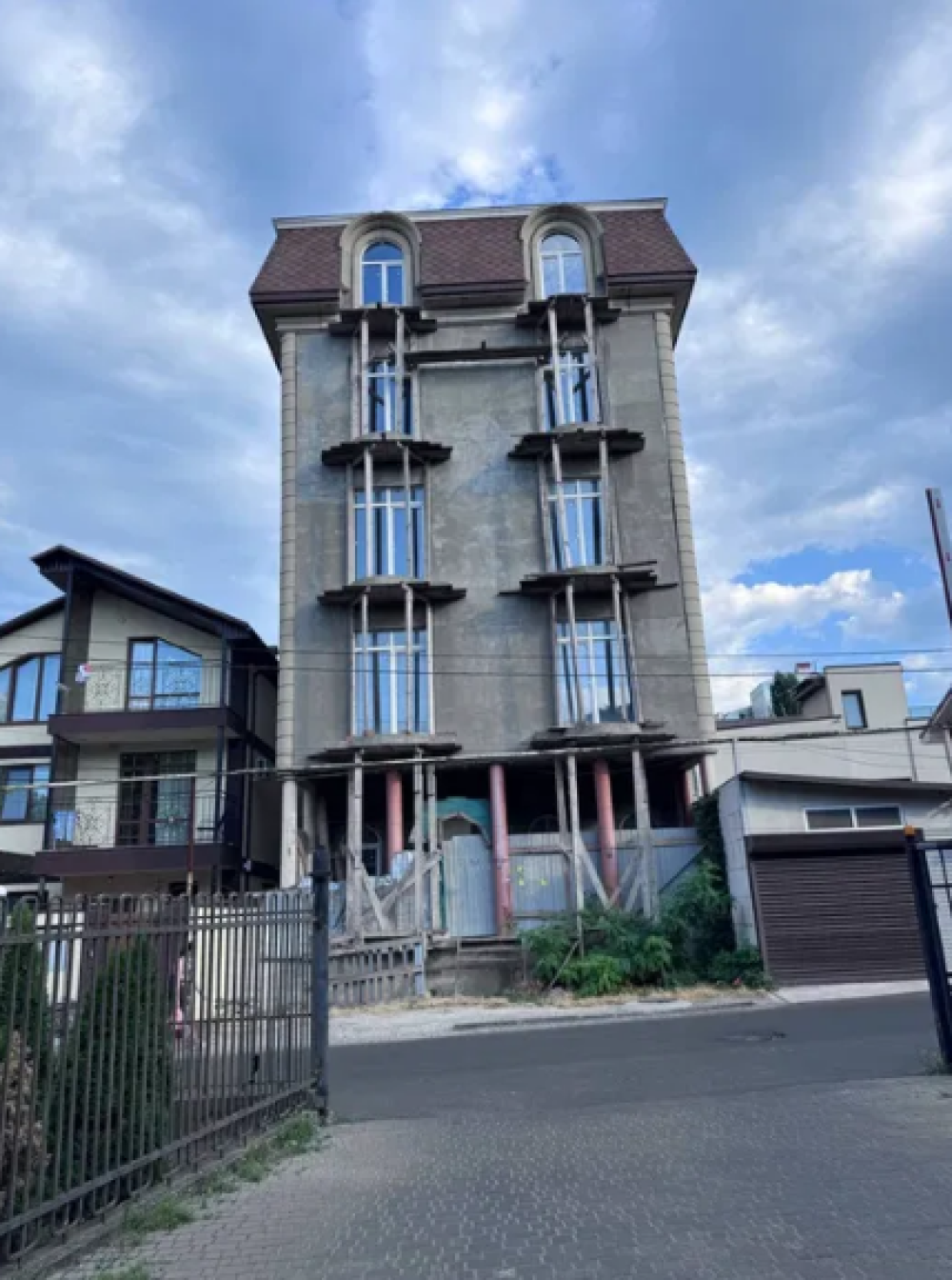 Дом на ул. Тенистая, 700 м², 300 000$ — FAKTOR