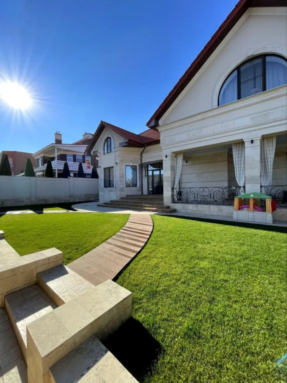 Дом на ул. Уютная (Совиньон), 362 м², 1 400 000$ — FAKTOR