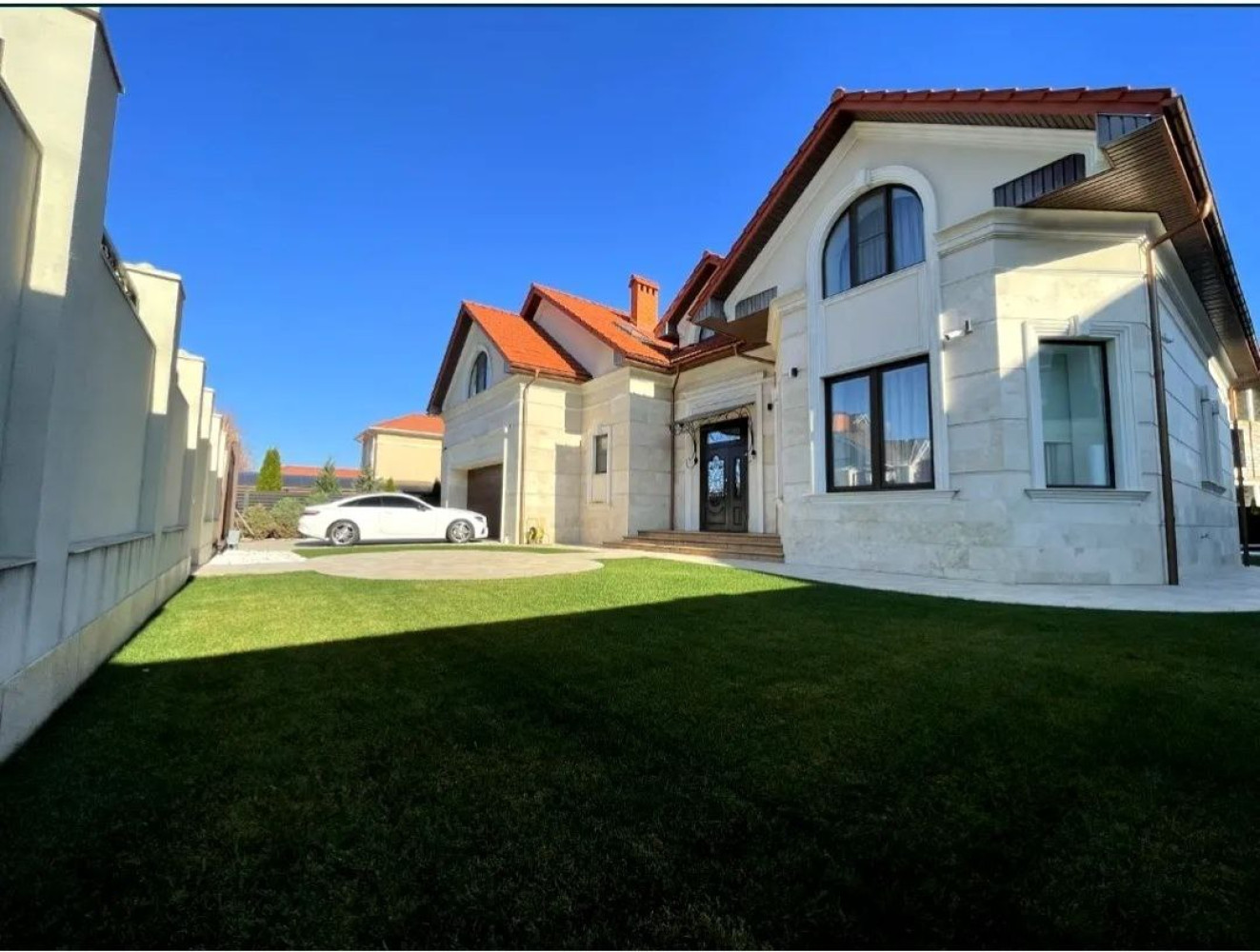 Дом на ул. Уютная (Совиньон), 362 м², 1 400 000$ — FAKTOR