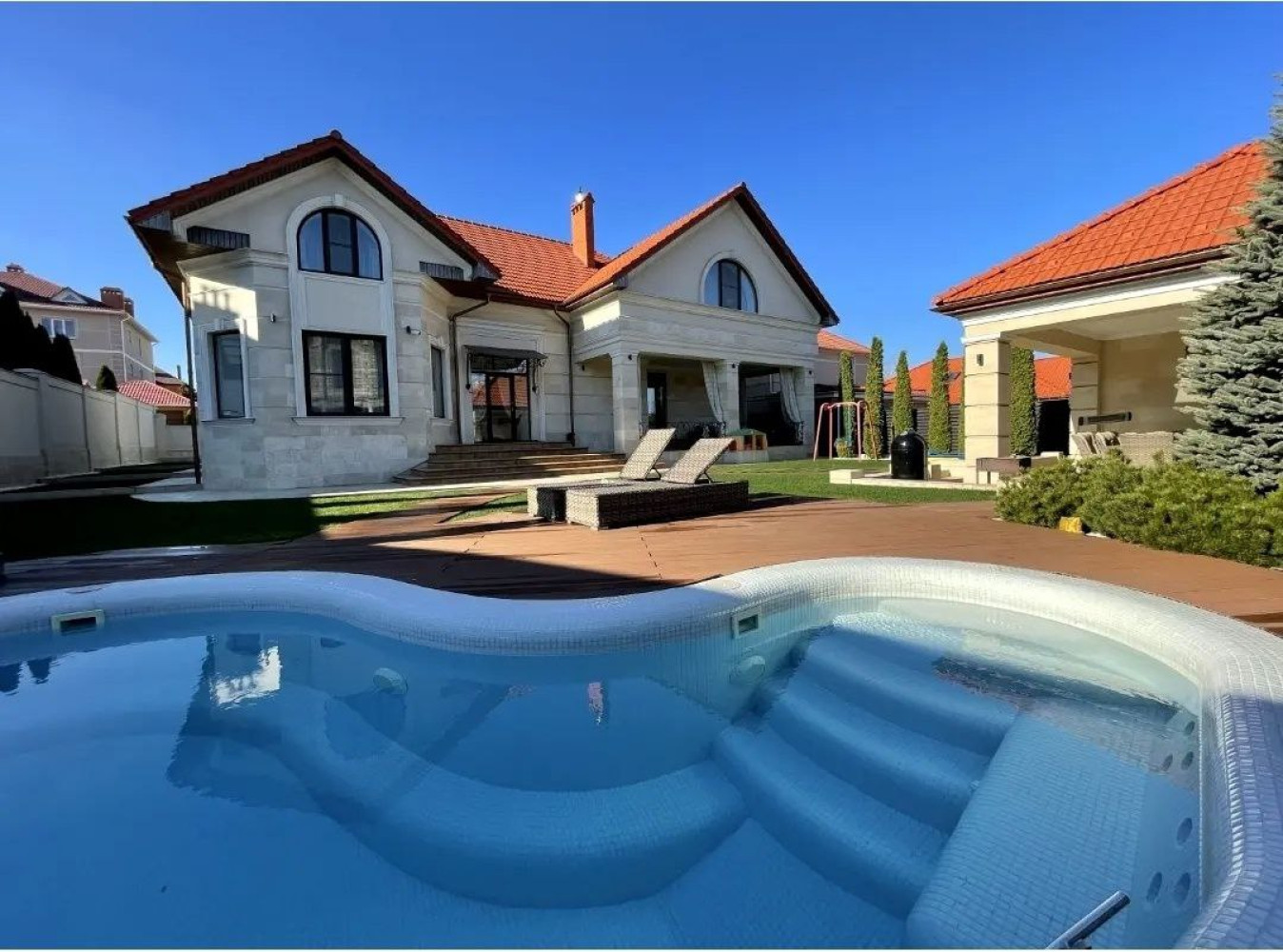 Дом на ул. Уютная (Совиньон), 362 м², 1 400 000$ — FAKTOR
