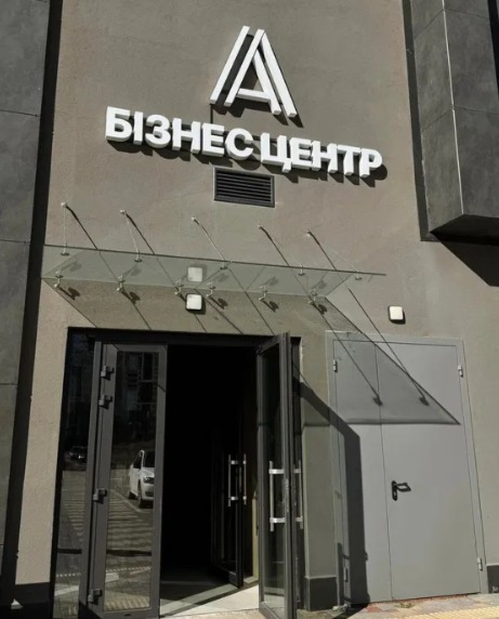 Комерційна нерухомість на вул. Небесной Сотни проспект, 33 м², 26 500$ — FAKTOR