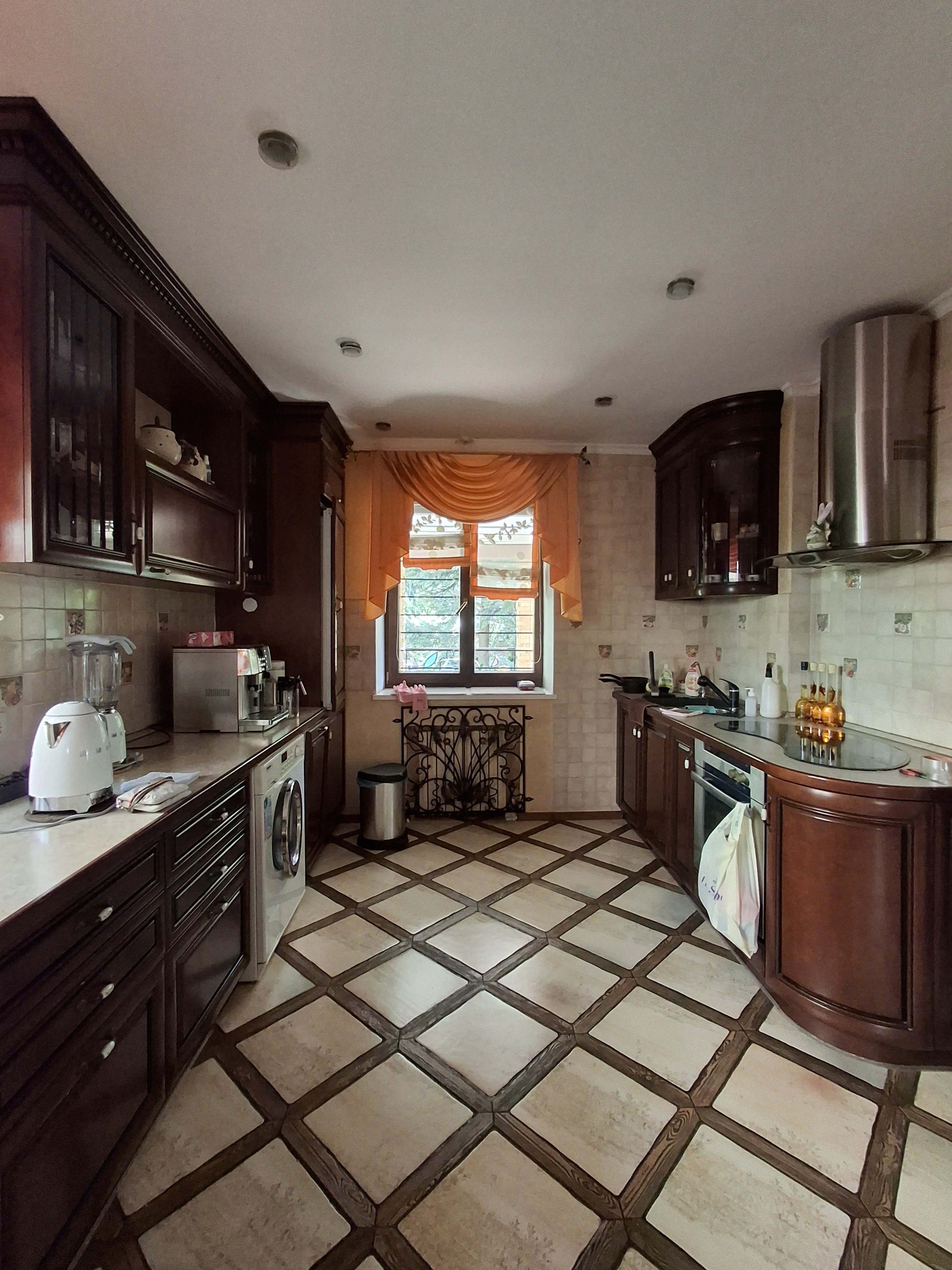 Дом на ул. Долгая, 240 м², 300 000$ — FAKTOR