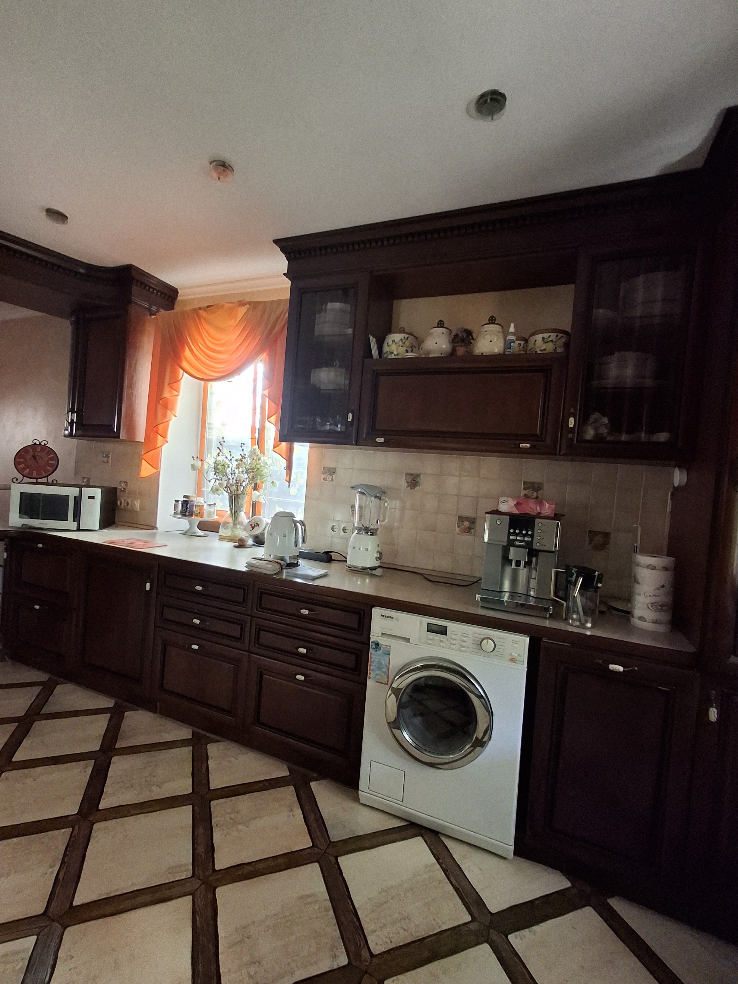 Дом на ул. Долгая, 240 м², 300 000$ — FAKTOR