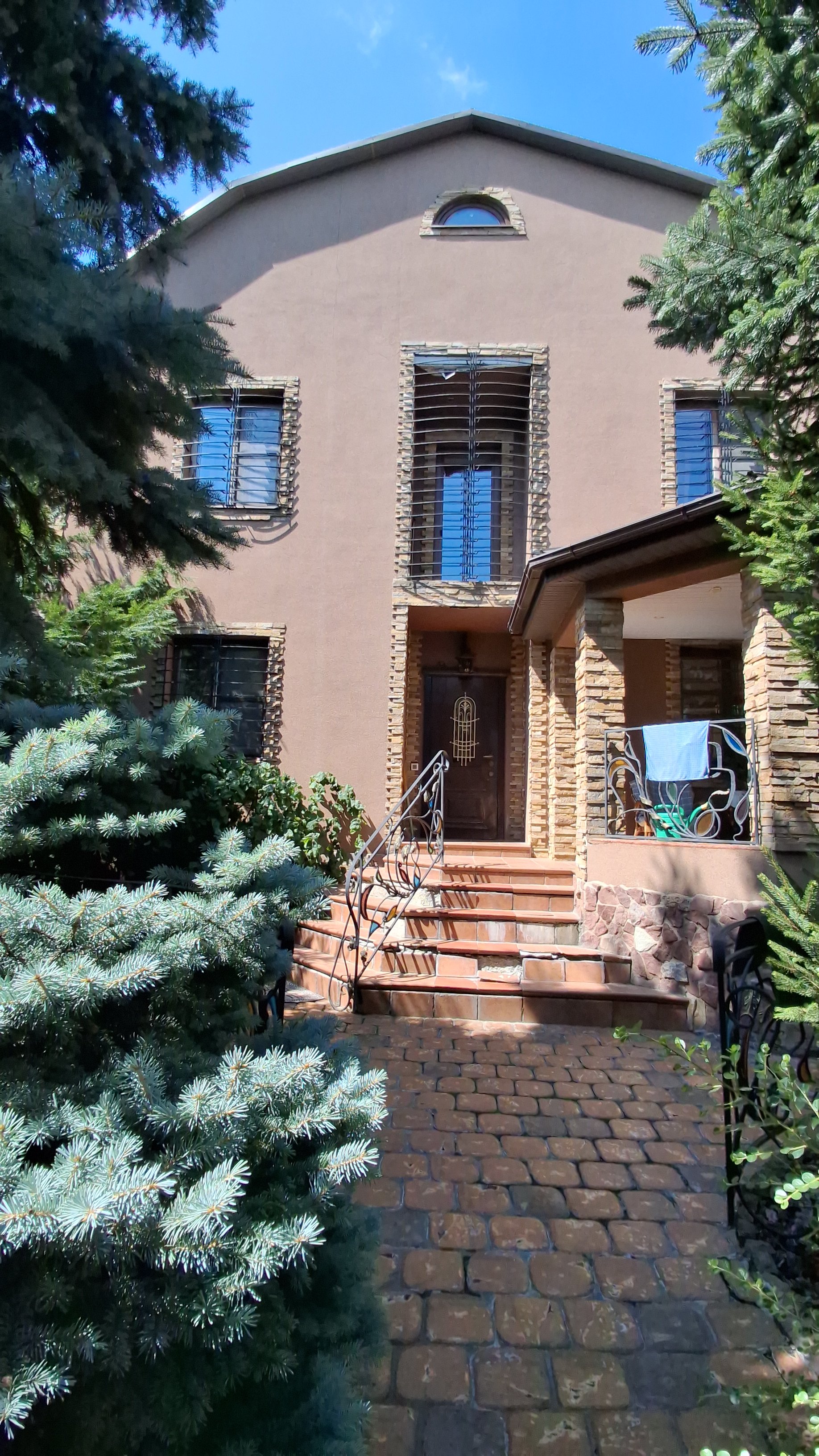 Дом на ул. Долгая, 240 м², 300 000$ — FAKTOR