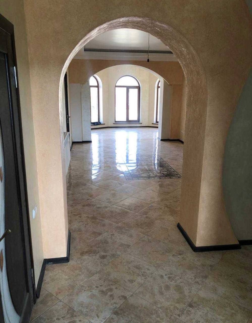Дом на ул. Центральная, 360 м², 99 000$ — FAKTOR