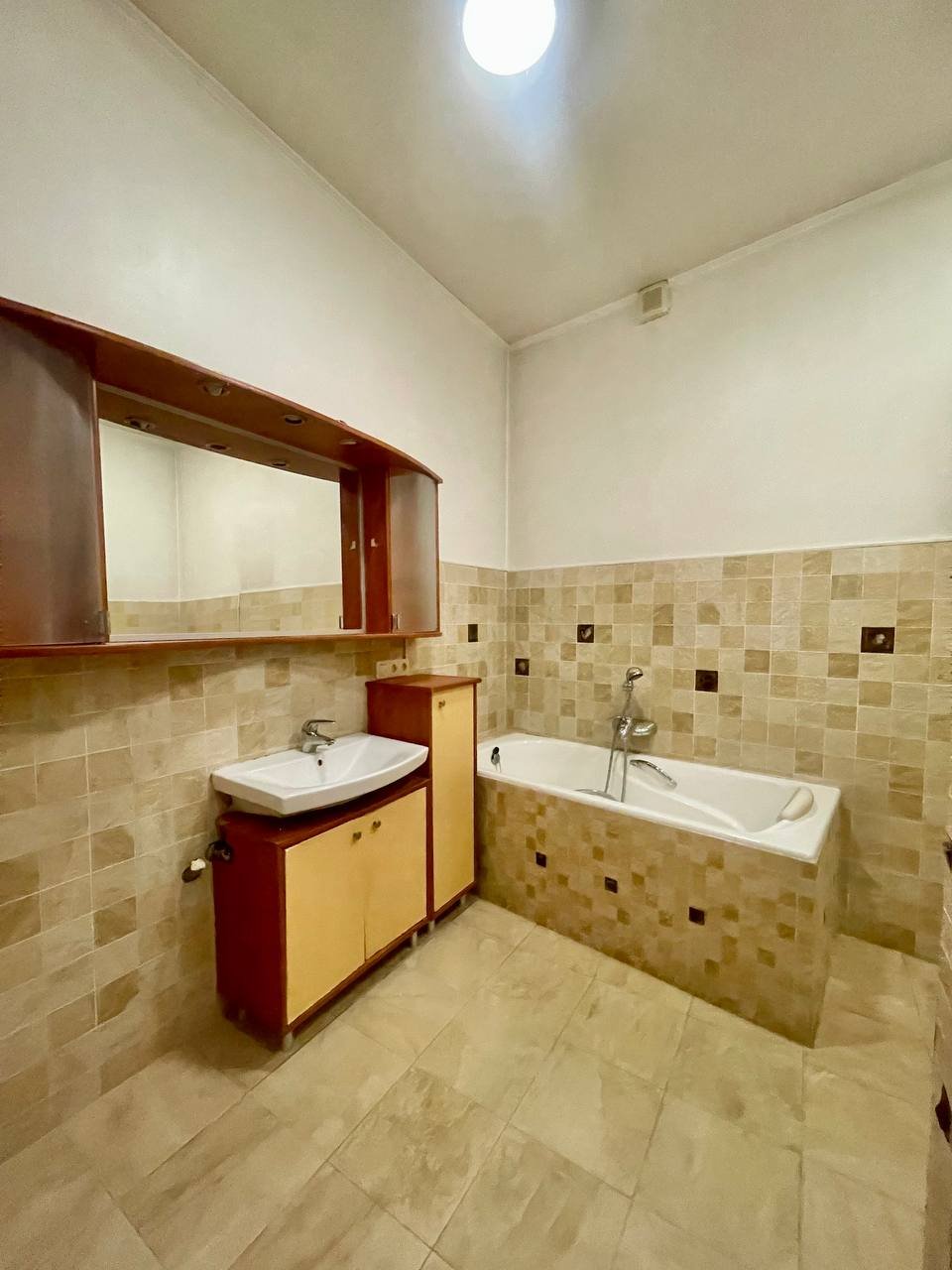 Квартира на ул. Серова, 130 м², 99 000$ — FAKTOR