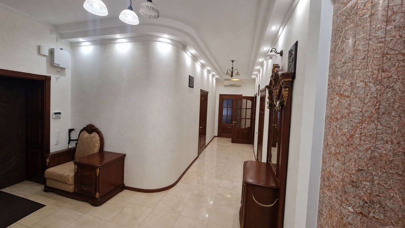 Дом на ул. Грушевского, 421 м², 420 000$ — FAKTOR