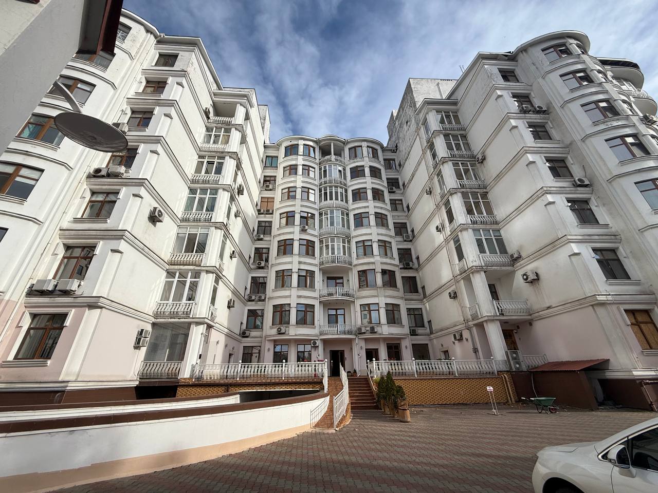 Квартира на ул. Вице-Адмирала Азарова, 105 м², 180 000$ — FAKTOR