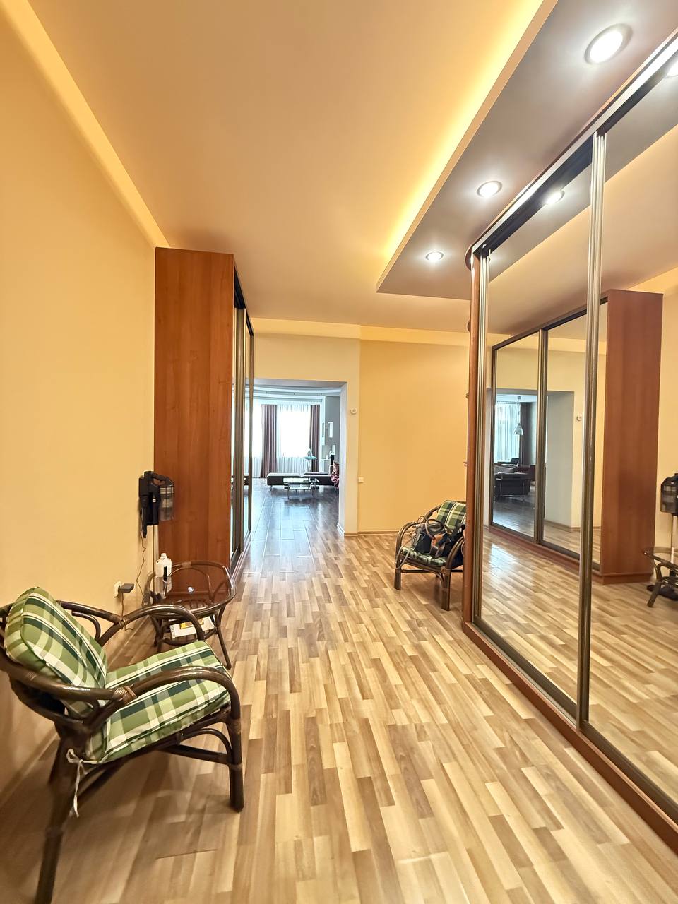 Квартира на ул. Вице-Адмирала Азарова, 105 м², 180 000$ — FAKTOR